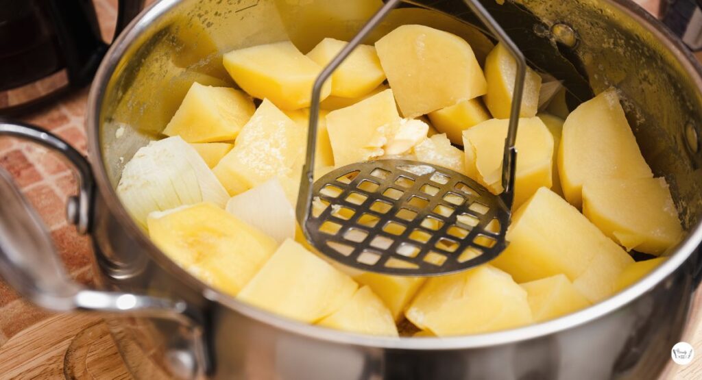 Mashed cinnamon applesauce after cooking, smooth texture in a pan