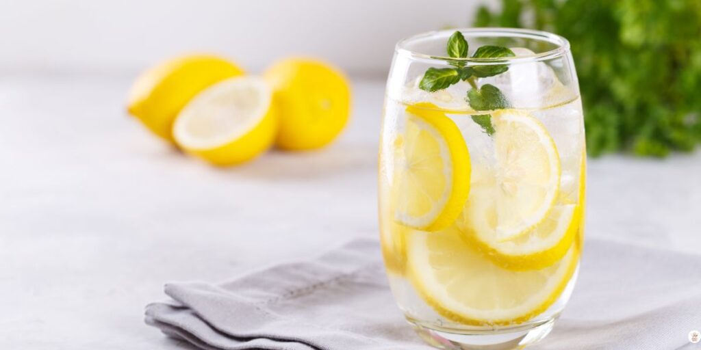 Fresh lemon balm drink for weight loss with lemon slices and mint leaves